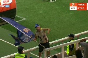 大連天涼了??！導播給到大連王大爺特寫，王大爺也穿上了背心