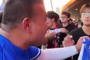 蘇超球迷球場(chǎng)外互相祝福，網(wǎng)友調(diào)侃：中超不可能出現(xiàn)的景象??