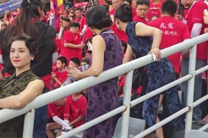 鏗鏘玫瑰綻放笑容！蘇超泰州主帥周高萍在戰(zhàn)勝南京賽后與球迷互動(dòng)