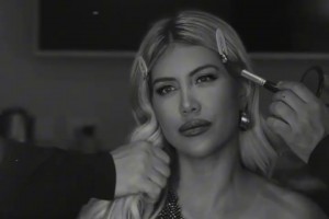 旺達(dá)又在扮演小仙女啦??她對自己的顏值相當(dāng)自信呢~