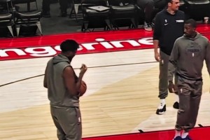 挺獵奇呀！恩比德?lián)竿觌?，手放鼻子上聞，隨后罰球