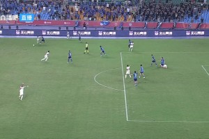 啥操作？南通支云球員放倒陜西聯(lián)合外援后又一屁股坐在對方脖子上