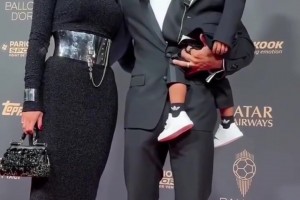 金球頒獎除了內(nèi)維斯女友，拉菲尼亞妻子也是展現(xiàn)完美身材??