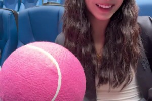 怎么帶綠帽子？??美娜現(xiàn)身中網(wǎng)現(xiàn)場(chǎng)：最愛網(wǎng)球擊球聲！