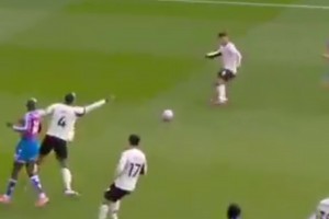 你在干嘛！范迪克示意科爾克茲大腳解圍，后者送邊線球?qū)е卤唤^殺