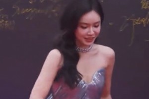 籃球界顏值博主！美娜一身銀色禮服出席微博之夜活動(dòng) 身材真好啊