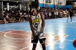 小學生被對手球砸臉，當場強勢回應(yīng)