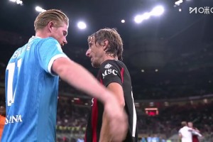 兩位中場(chǎng)大師！賽后莫德里奇與德布勞內(nèi)擁抱致意！