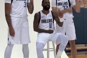 三狀元組合！濃眉+歐文+弗拉格三人合影，歐文坐在C位