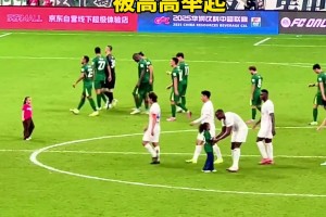 身在曹營心在漢！小姐姐人雖然在演唱會(huì)但心還是在蘇超這邊的??