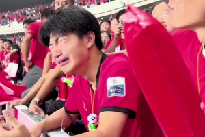 這是真激動(dòng)！淮安闖進(jìn)“蘇超”八強(qiáng)，15歲球迷哭成淚人??