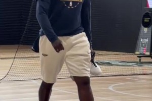 ??哥們兒你誰？暴瘦版錫安亮相訓(xùn)練營 害擱那秀扣籃??