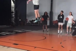 哥們?nèi)诵位鸺?！輕輕一跳俯瞰籃筐了