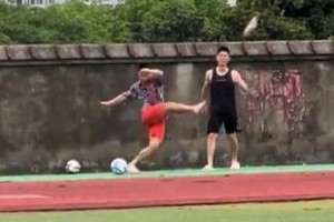 蘇超火爆！江蘇小伙看到足球就忍不住了，網(wǎng)友：本以為是高手??