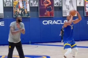 兩人都是撅腚投籃！??看到霍福德與追夢(mèng)一起訓(xùn)練，感覺還是有點(diǎn)不太真實(shí)