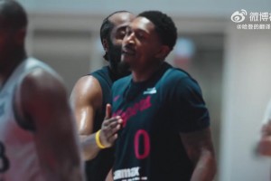 干得漂亮！哈登和比爾訓練中擊掌，并拍拍后者的胸脯