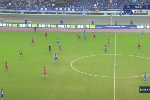 面對(duì)連云港隊(duì)冒頂和門將出擊，南京隊(duì)再失良機(jī)