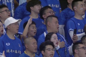 人民有信仰，民族有希望！奏國歌時(shí)，連云港小球迷行少先隊(duì)隊(duì)禮