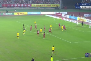 面對(duì)出擊的門將！徐州隊(duì)錯(cuò)失良機(jī)！徐州球迷恨不得把球吹進(jìn)去