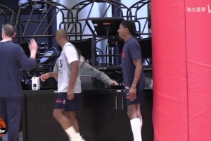 比爾看起來狀態(tài)不錯??！快船訓練營花絮：保羅比爾友好互動！