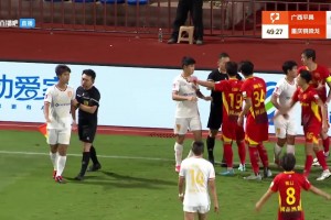 引發(fā)不滿！銅梁龍球員把對(duì)方撞傷后攤手表示無辜，裁判擋在中間