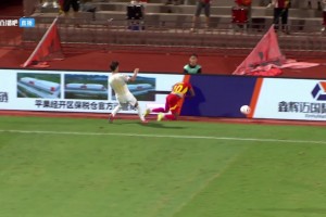 慘烈！銅梁龍球員把外援撞到頸椎骨折，而且竟然只吃了黃牌沒禁賽