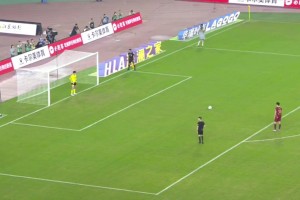 全網(wǎng)搜尋蘇超“開光女球迷”，連云港隊點球大戰(zhàn)時被她作法??