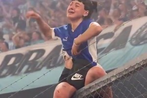 真球迷??！此前阿根廷女球迷爬上鐵網(wǎng)慶祝卻被劃破衣服??