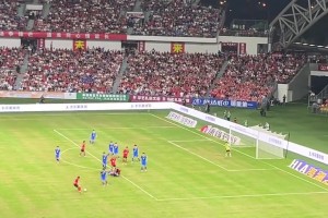 這是業(yè)余球員？實拍：南通球員尹韓龍世界波引爆南通會展中心??