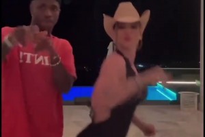 維尼修斯與巴西網(wǎng)紅跳舞，女方前兩天剛?cè)ゲ{烏26歲有3個孩子