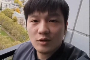 樊振東當(dāng)年和波爾去看多特比賽，路上吃著零食還一口一個謝謝媽媽