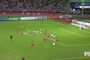 攻防激烈！蘇超無錫球員舍身堵槍眼，鹽城球員勺子吊射險破門??