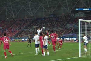 不愧蘇超第一魔鬼主場！鏡頭給到鹽城球迷看臺：小姑娘擔當鼓手