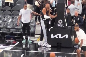 太輕松了吧，文班賽前表演胯下?lián)Q手風(fēng)車