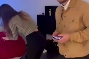 真不避諱！德佩直接上手摟著女裁判，手被甩開后還臭臉了??