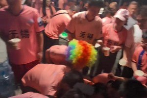 遭無錫球迷吐槽：2000多人就給這點水，蘇超鹽城這辦賽能力。。。