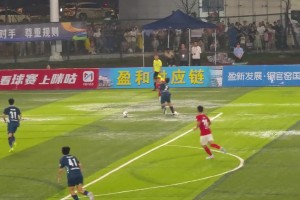 開眼了！贛超賽場奇葩一幕：球員把足球硬生生玩成橄欖球??