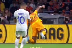 當超跑遭遇泥頭車！網(wǎng)友：姆巴佩在鄧弗里斯面前有理說不清??