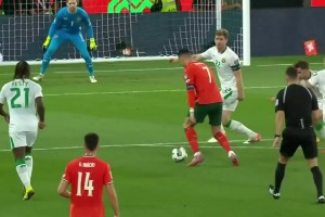 B席這打門太抽象了！C羅遠射擊中立柱，B席補射空門竟打偏了！