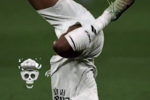 看著都痛！姆巴佩連過(guò)數(shù)人后被范迪克一肘放倒??