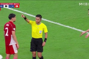 你怎么看？馬寧示意印尼進攻越位，判罰伊拉克球員肘擊出示紅牌