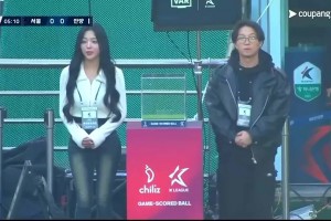 身材比真好！韓國演員樸圣光和妻子來現場看林加德比賽??