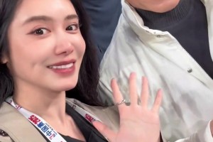 牌面啊！美娜曬NBA中國(guó)賽期間和成龍大哥的合影~