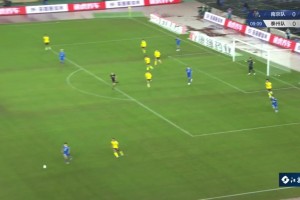 太無私了！蘇超南京球員這一下，若是選擇打門結(jié)果是否會更好？