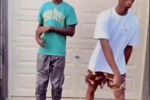 兩年前拜仁球員賽后圍在一起看多特比賽結果，隨后慶祝冠軍??