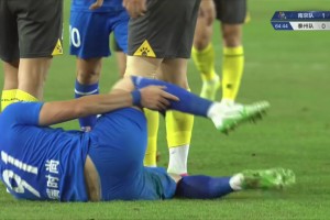 ??啊這！前中超球員馮伯元蘇超賽場爭搶時擊打?qū)κ置娌咳军S！