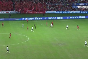 蘇超球員不惜冒受傷風(fēng)險對腳，央視解說嘉遠(yuǎn)贊嘆：雙方真拼啊??