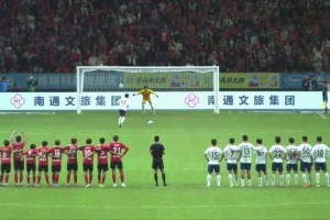 大心臟！在前兩輪都罰丟的情況下，無錫隊員同樂勺子點球破門??