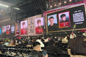 功臣！南通市委書記蘇超半決賽賽后給南通隊兩位門將送上鮮花?