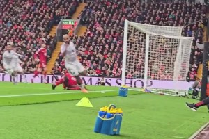 絕殺點(diǎn)球被撲，反遭絕殺！網(wǎng)友：如此澳假，怎能不愛??